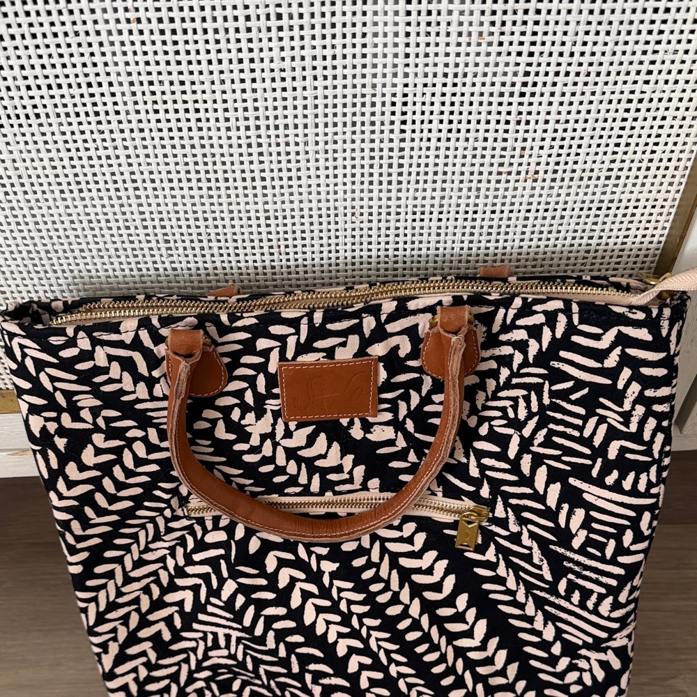 Stylish Black and Cream Tote Bag - Picture 2 of 7